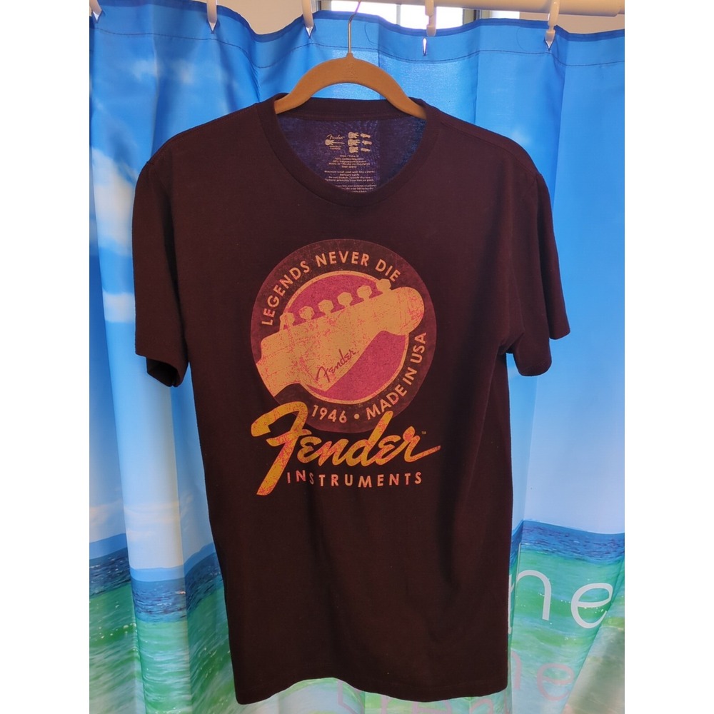 Fender Men T-Shirt M Burgundy Guitar Instruments Graphic Legends Never Die B54